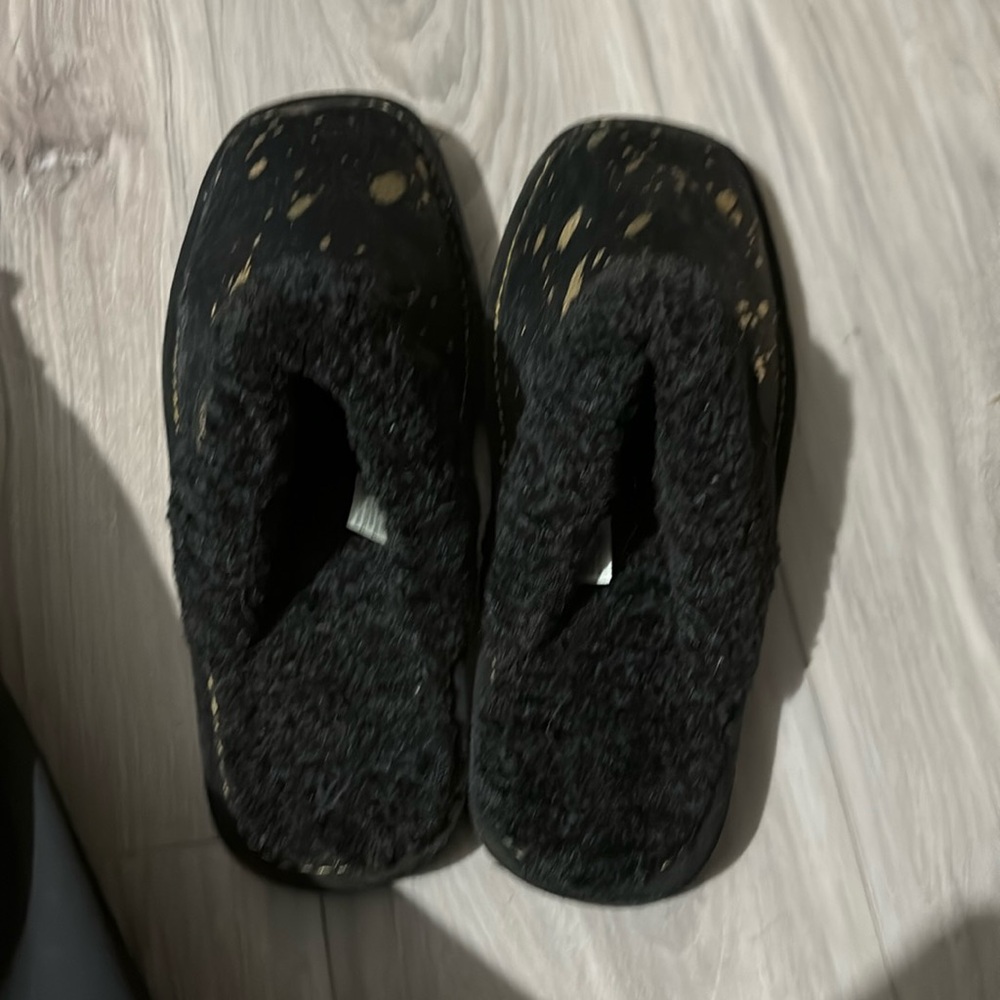 WOMENS arriat slippers 11 NWOT
